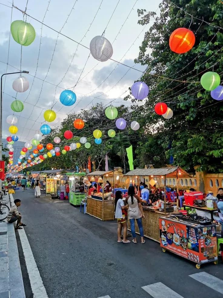 Food Trucks for Holiday Markets and Seasonal Festivals